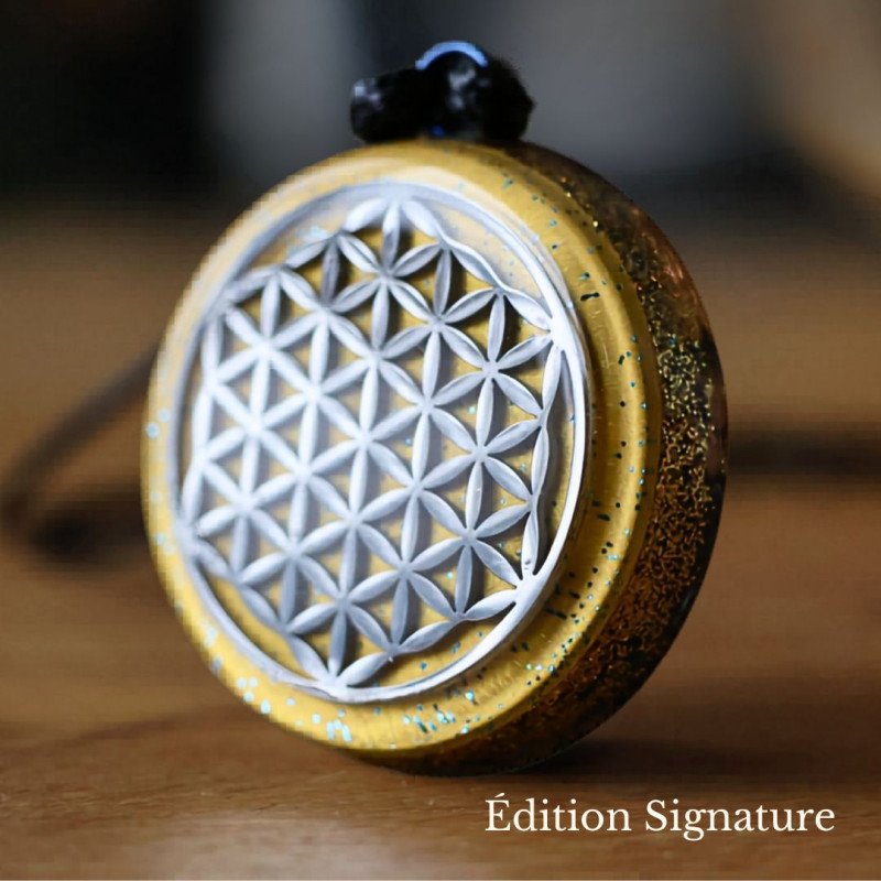 Pendentif orgonite Édition Signature avec Fleur de Vie, pensé comme une présence personnelle à porter près de soi.